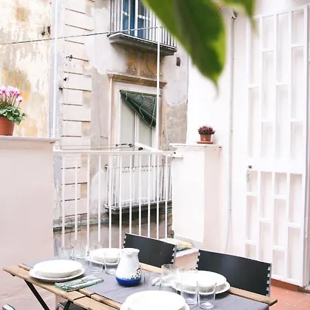 Daire La Casa Del Nespolo, 2 Terrazzi E 2 Bagni In Centro Napoli